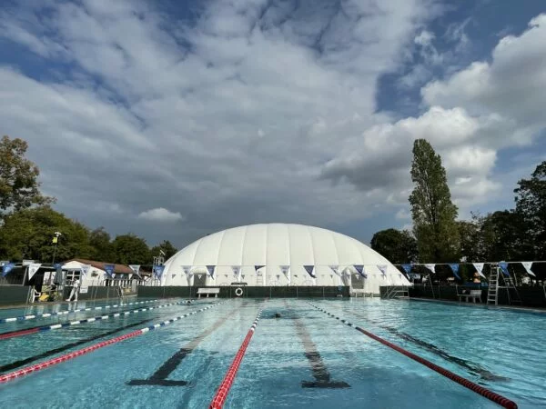 Waldschwimmbad Offenbach mit neuer Traglufthalle