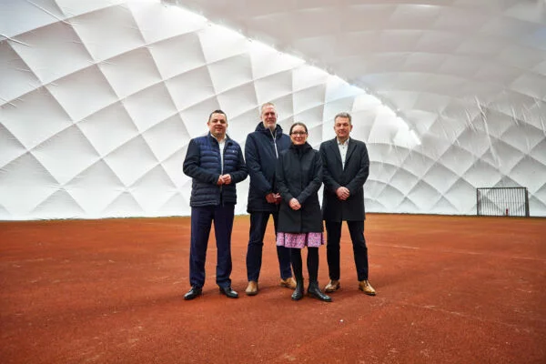 Neue Tragluft-Sporthalle für Schule in Finkenwerder