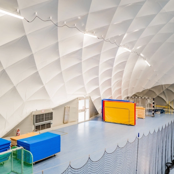 Schulsport in einer Traglufthalle